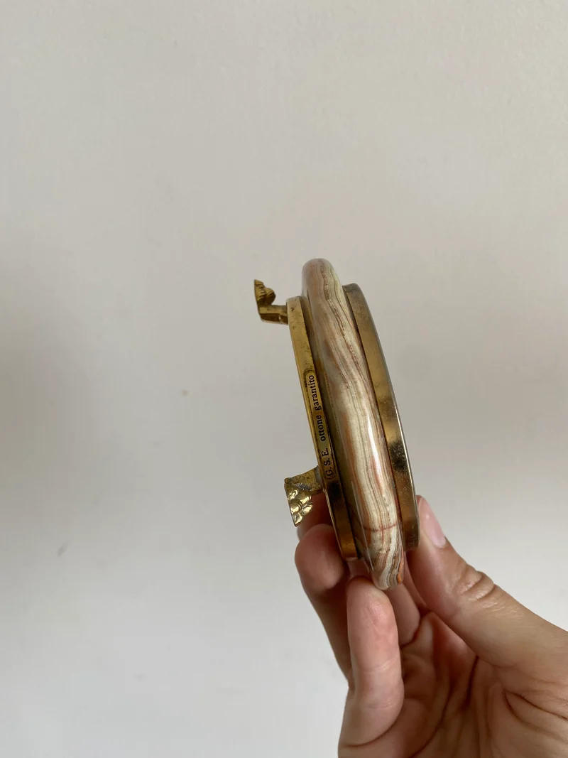 Cendrier marbré sur pied doré armature en laiton garanti