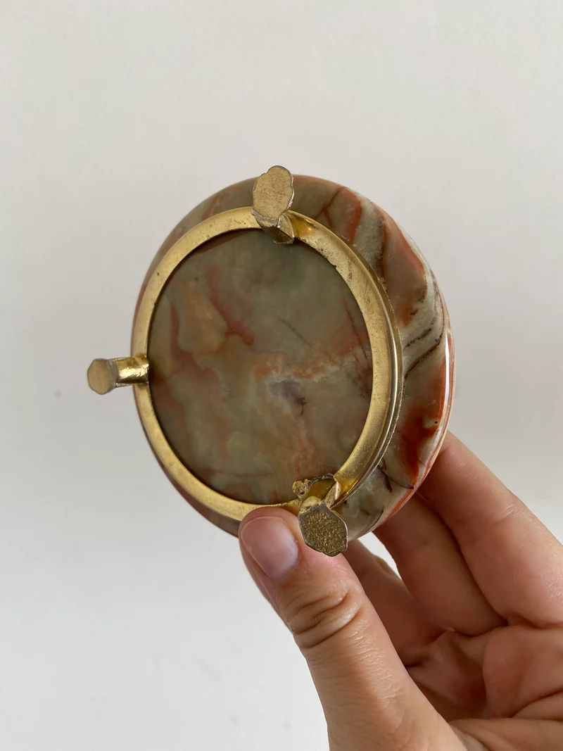 Cendrier marbré sur pied doré armature en laiton garanti