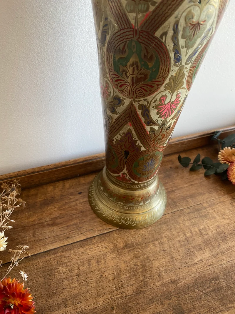 Vase en laiton motifs floraux peints style oriental