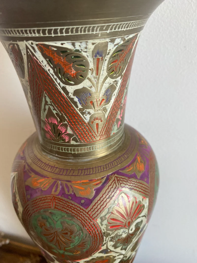 Vase en laiton motifs floraux peints style oriental