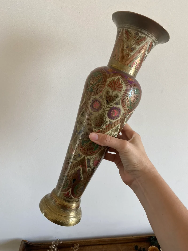 Vase en laiton motifs floraux peints style oriental