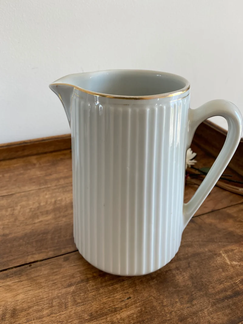 Pichets blancs à rainures en porcelaine de luxe