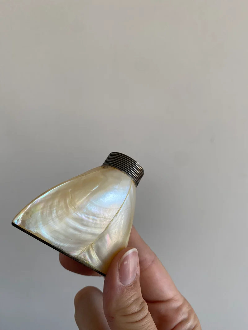 Salière et poivrière en nacre