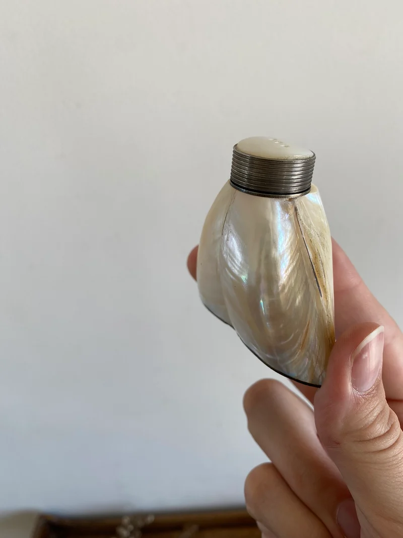 Salière et poivrière en nacre