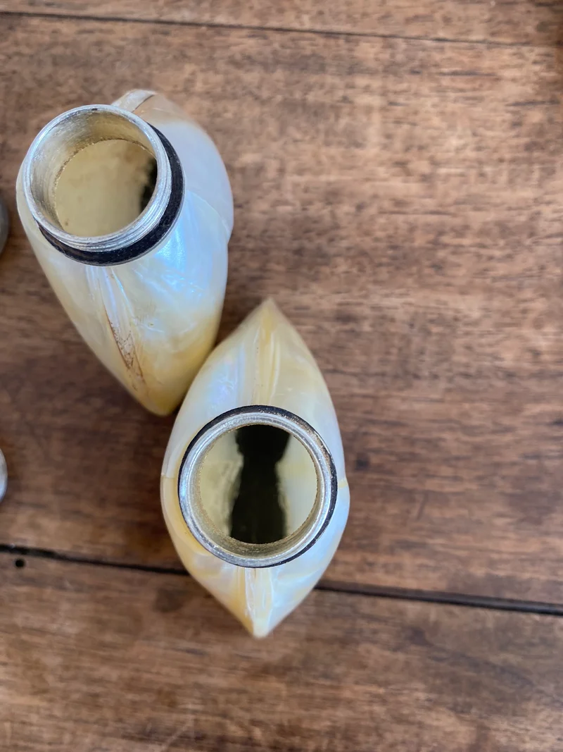 Salière et poivrière en nacre