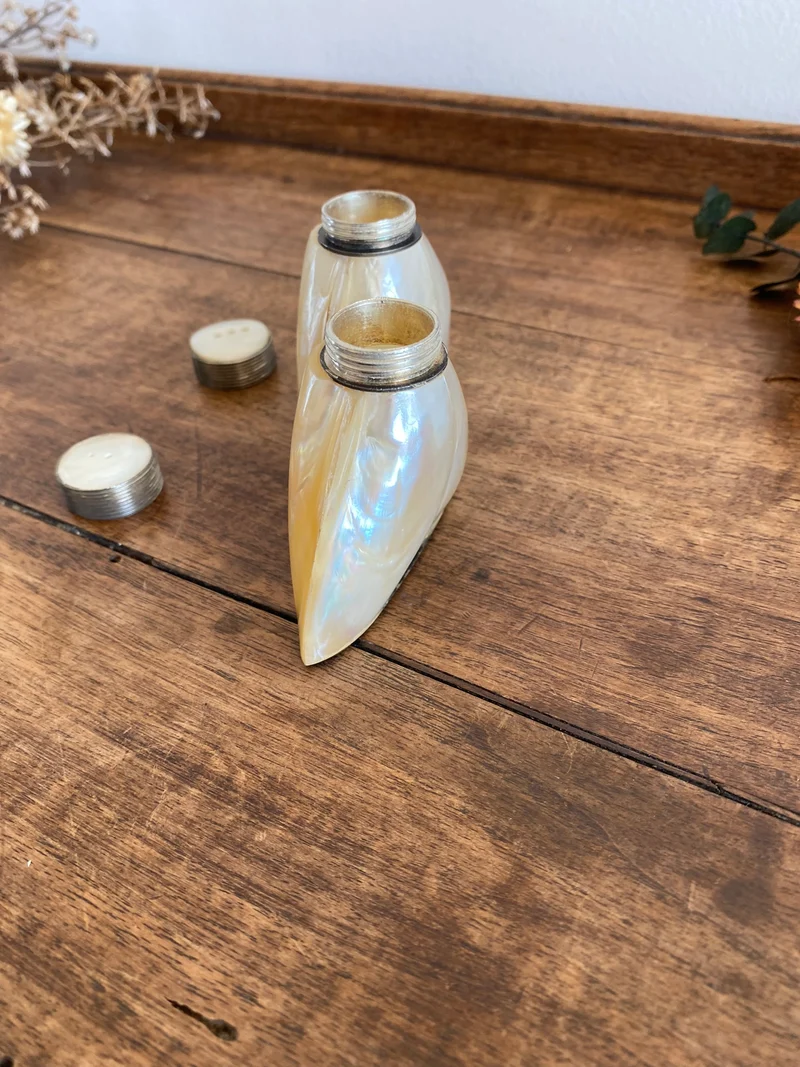 Salière et poivrière en nacre
