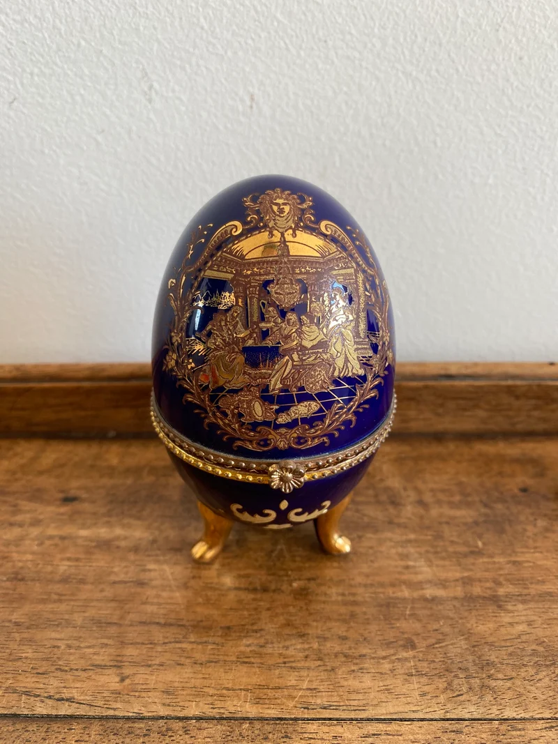 Oeuf en porcelaine sur pieds bleu marine et doré