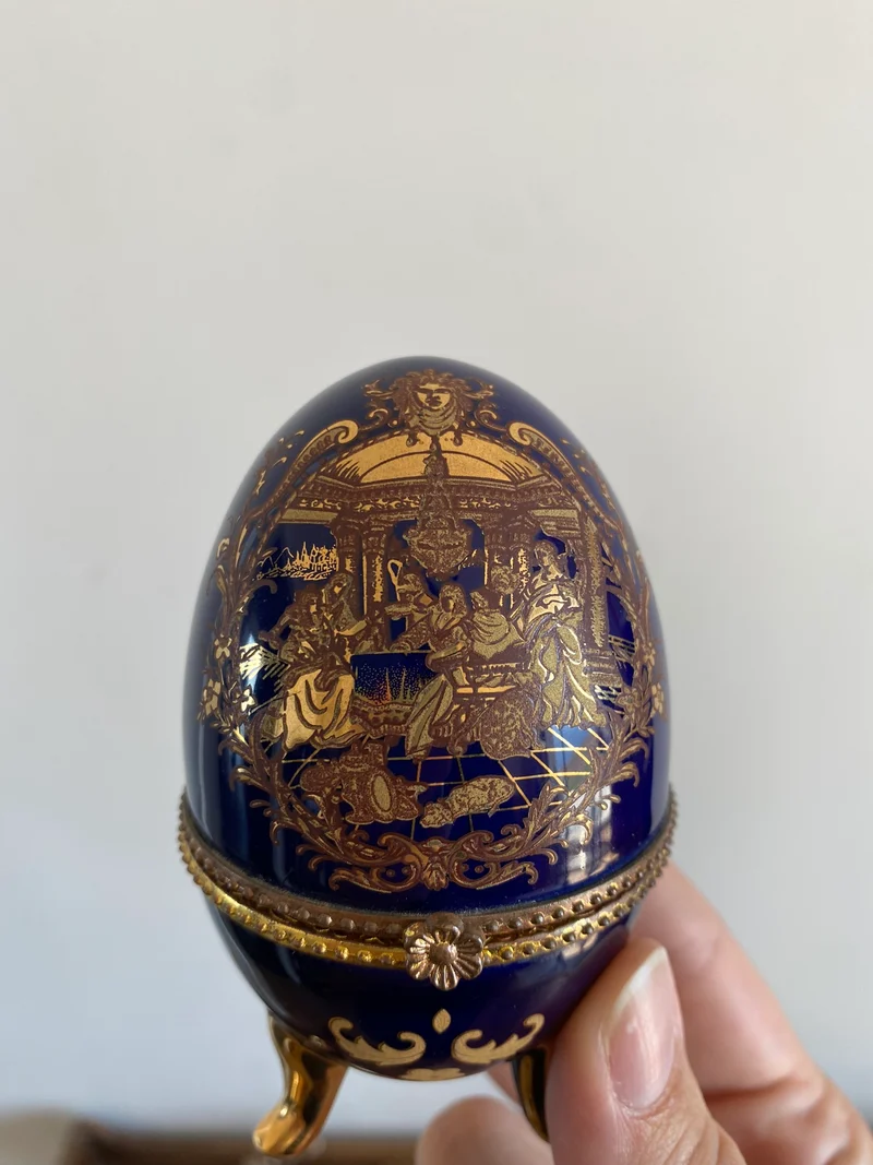 Oeuf en porcelaine sur pieds bleu marine et doré