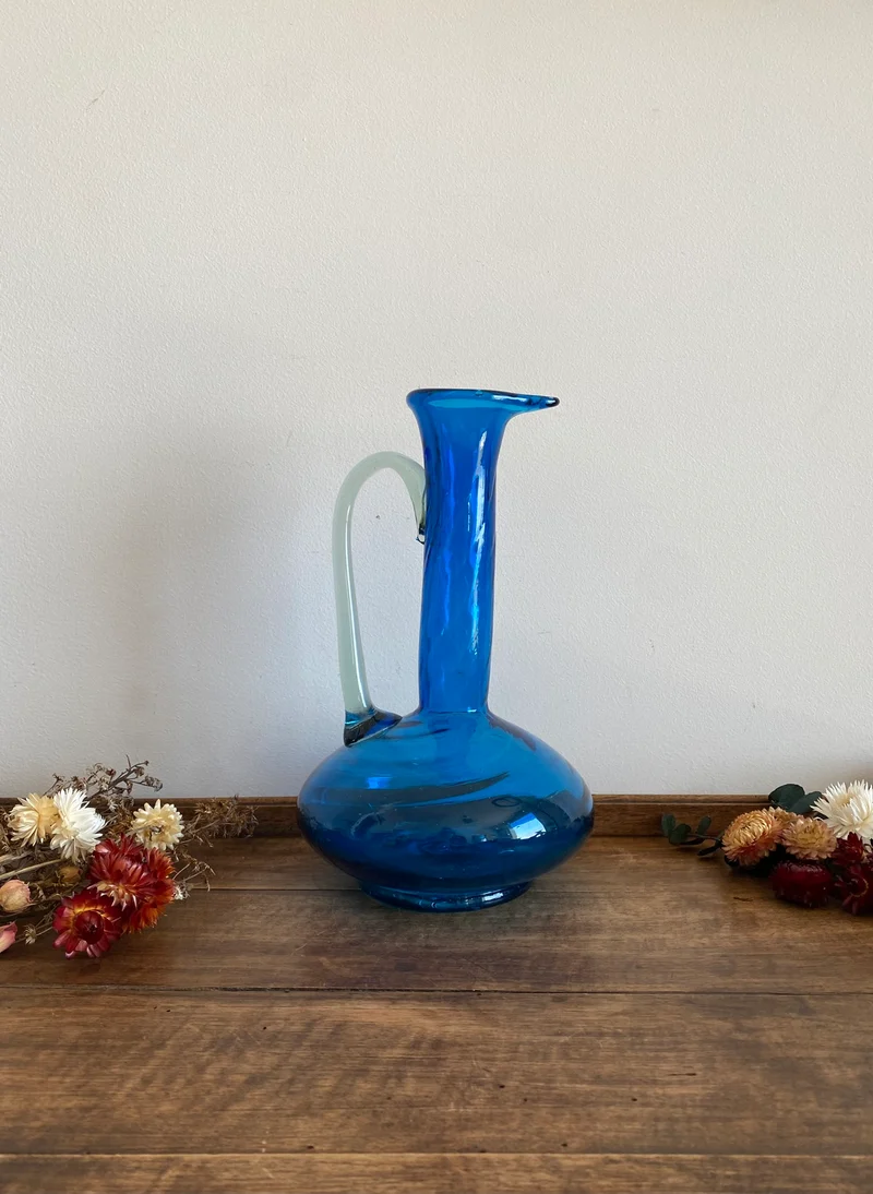Cruche bleue en verre avec anse transparente
