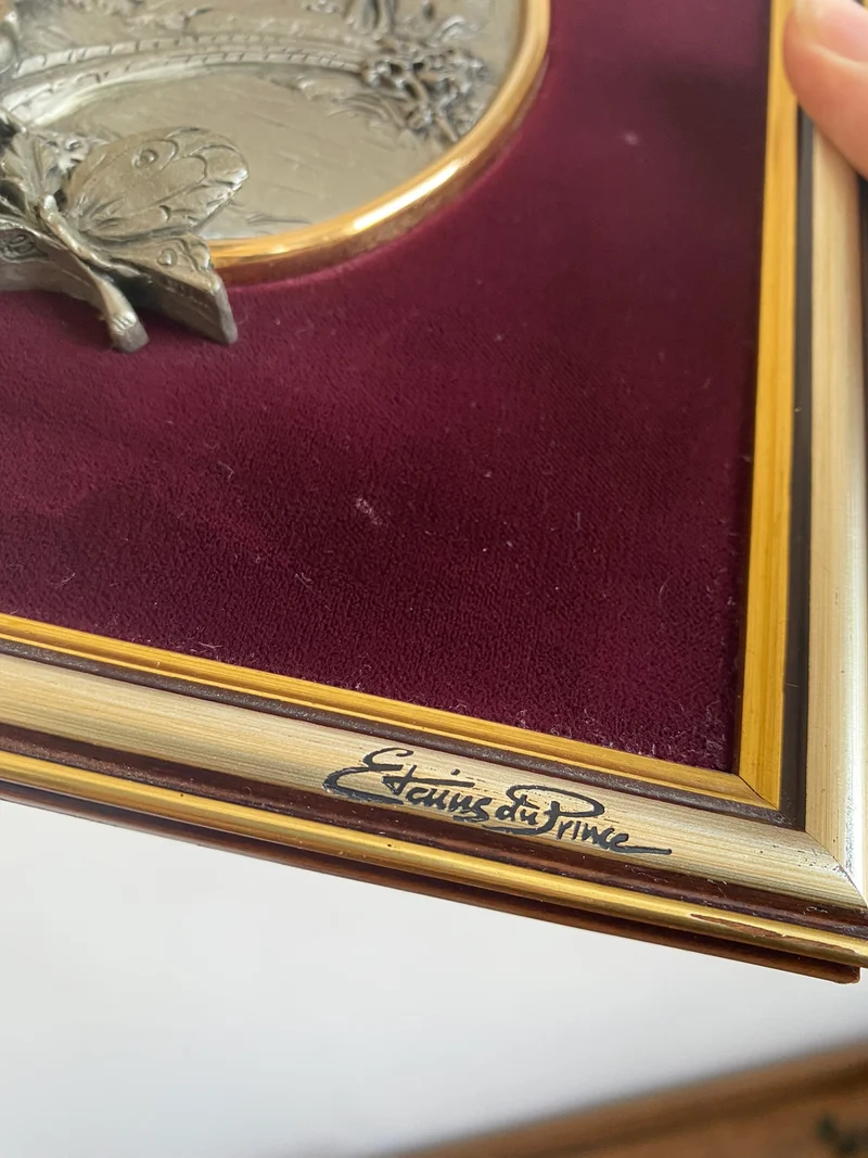Encadrement Etains du Prince velours rouge certifié