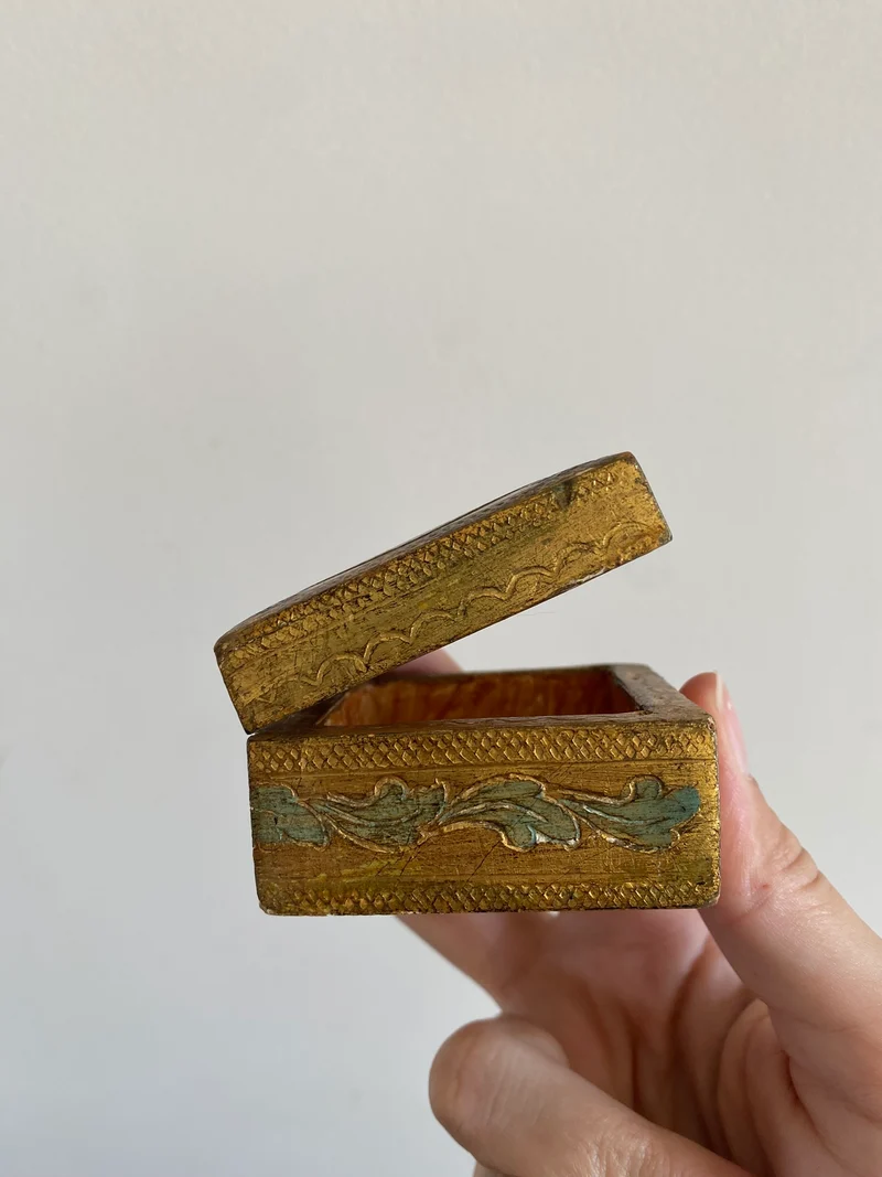 Boîte carrée en bois doré style florentin taille S