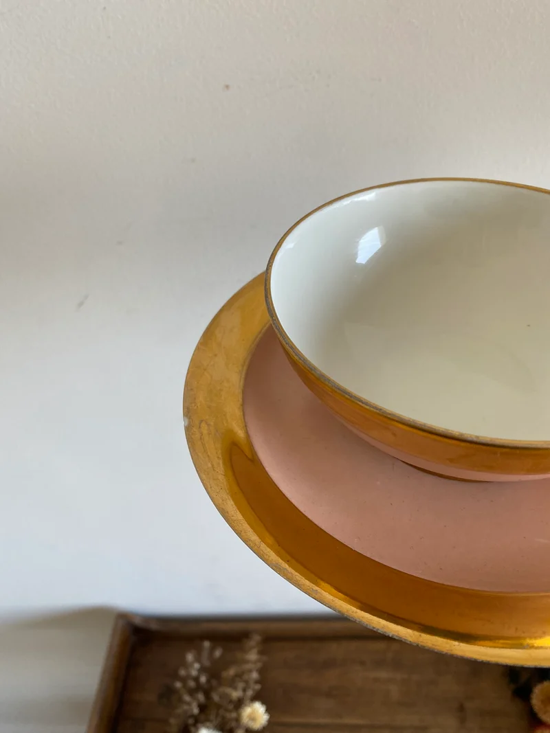 Tasses rose bonbon doré. Porcelaine de Limoges.