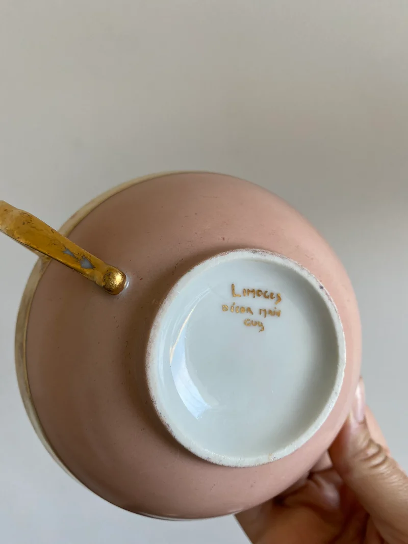 Tasses rose bonbon doré. Porcelaine de Limoges.