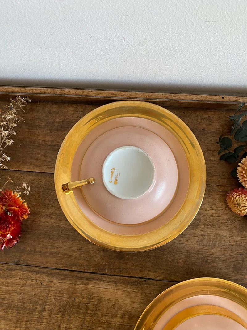 Tasses rose bonbon doré. Porcelaine de Limoges.
