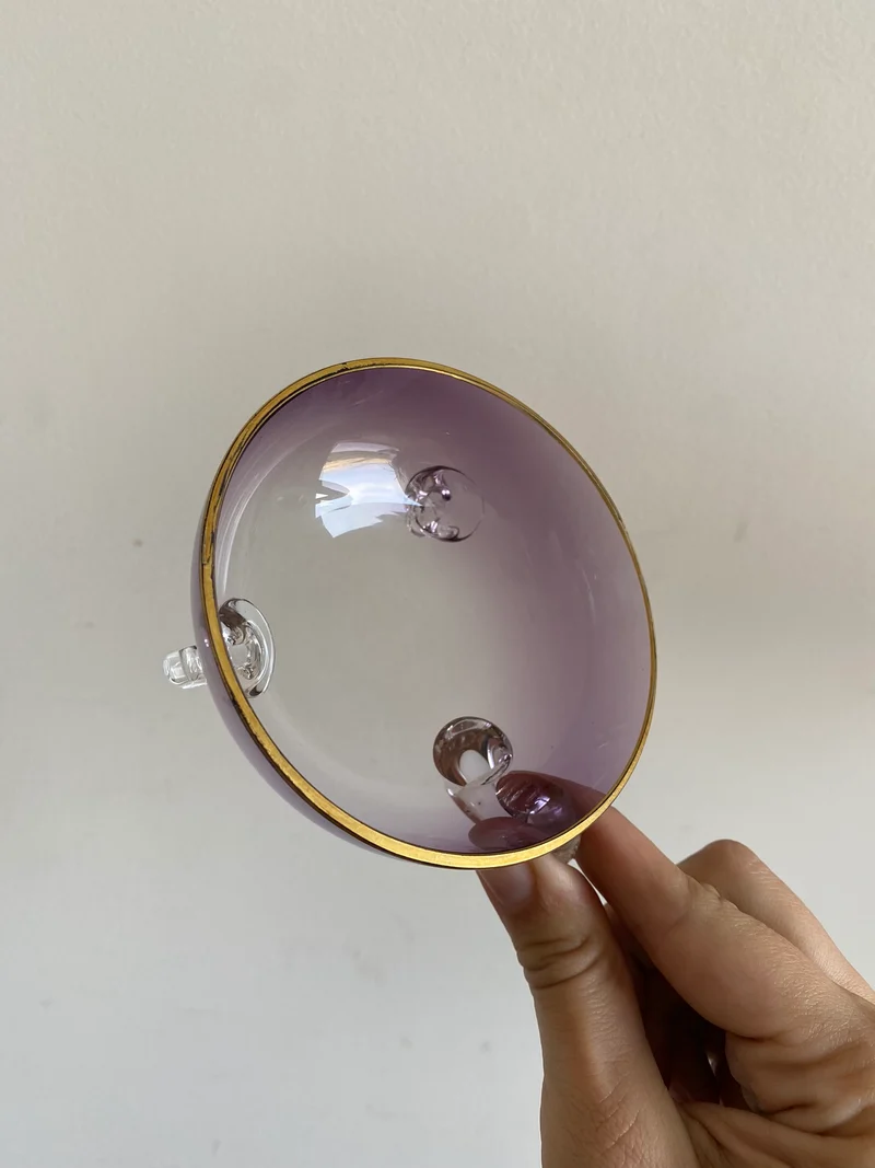 Coupelles en verre mauves et dorées