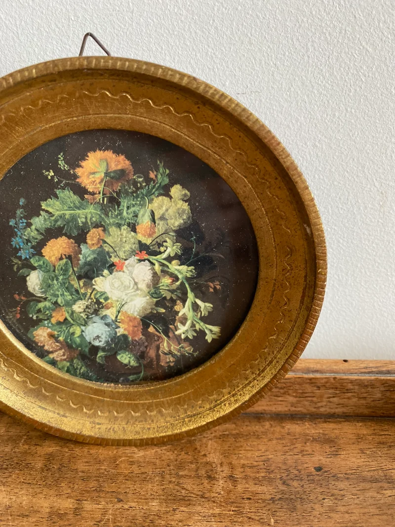 Cadre ancien au pourtour doré représentant un bouquet de fleurs sur fond noir