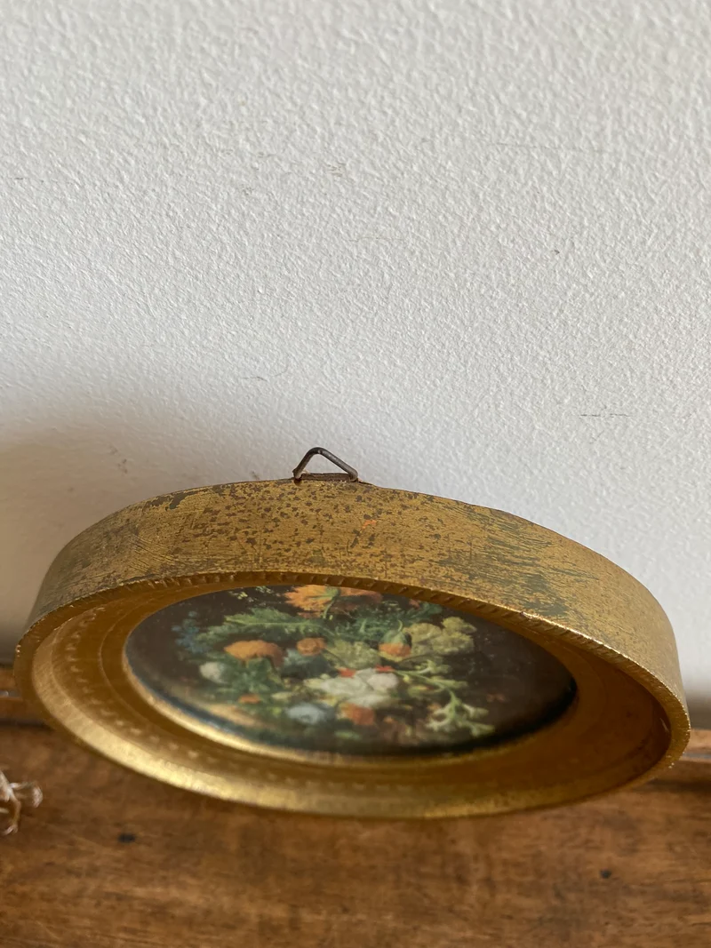 Cadre ancien au pourtour doré représentant un bouquet de fleurs sur fond noir