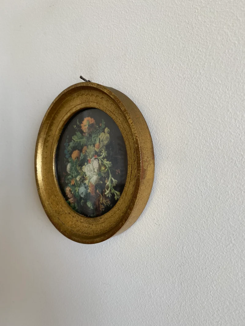 Cadre ancien au pourtour doré représentant un bouquet de fleurs sur fond noir