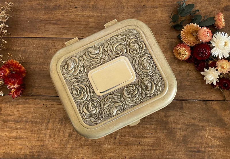 Coffret en métal argenté et doré orné de roses sculptées