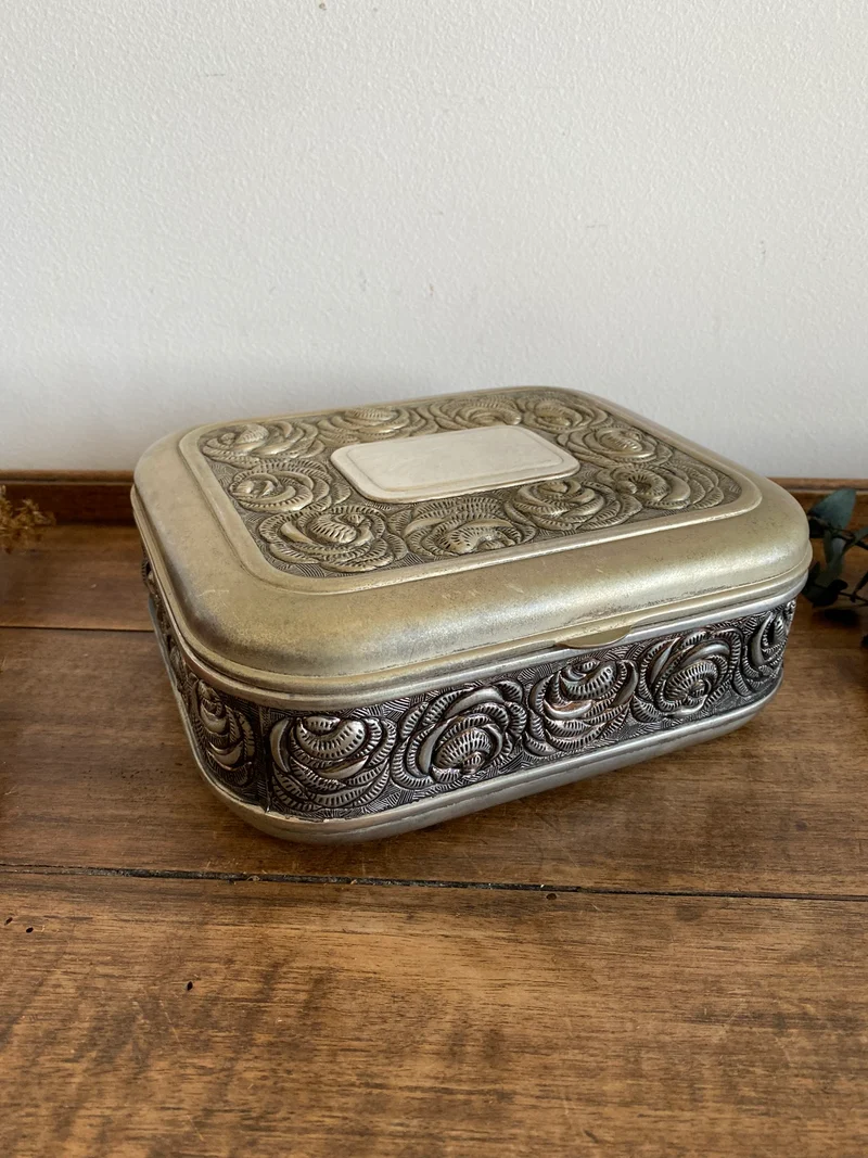 Coffret en métal argenté et doré orné de roses sculptées