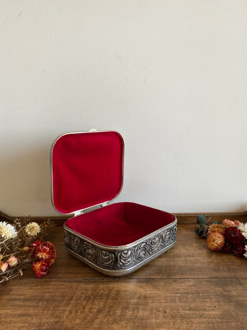 Coffret en métal argenté et doré orné de roses sculptées