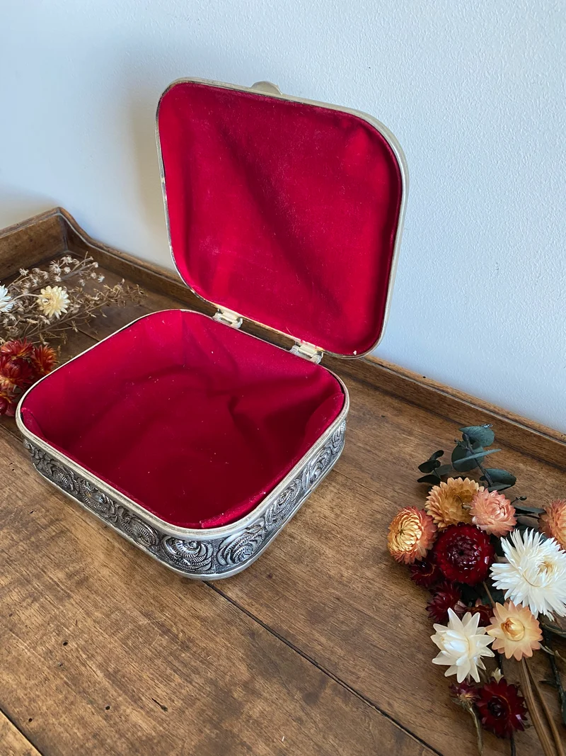 Coffret en métal argenté et doré orné de roses sculptées