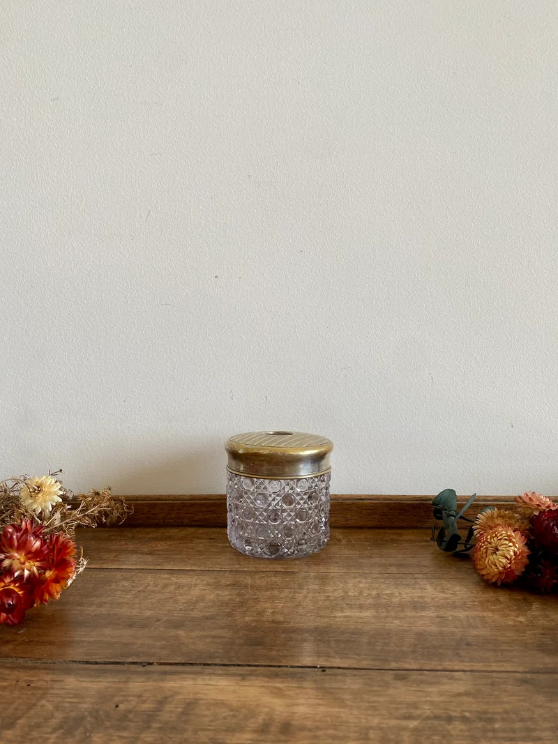 Pot en verre ciselé avec couvercle en métal
