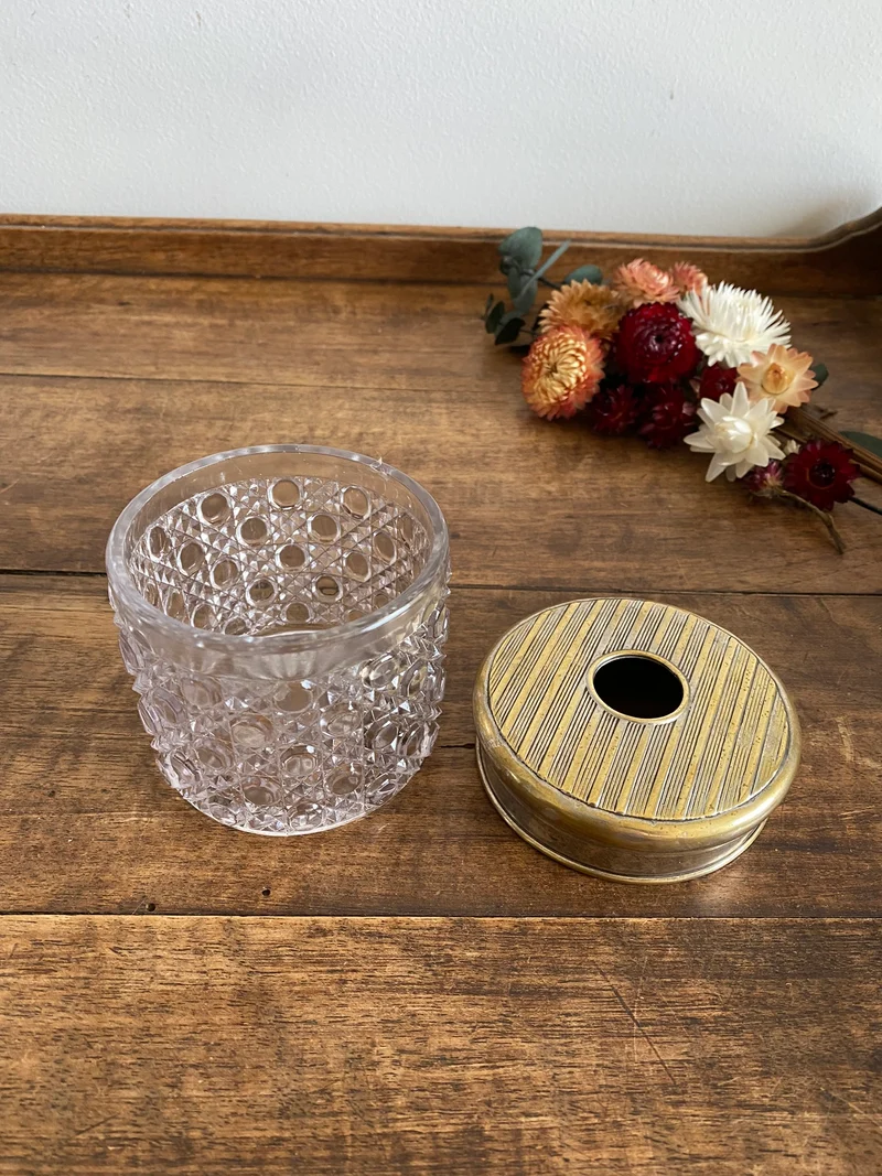 Pot en verre ciselé avec couvercle en métal