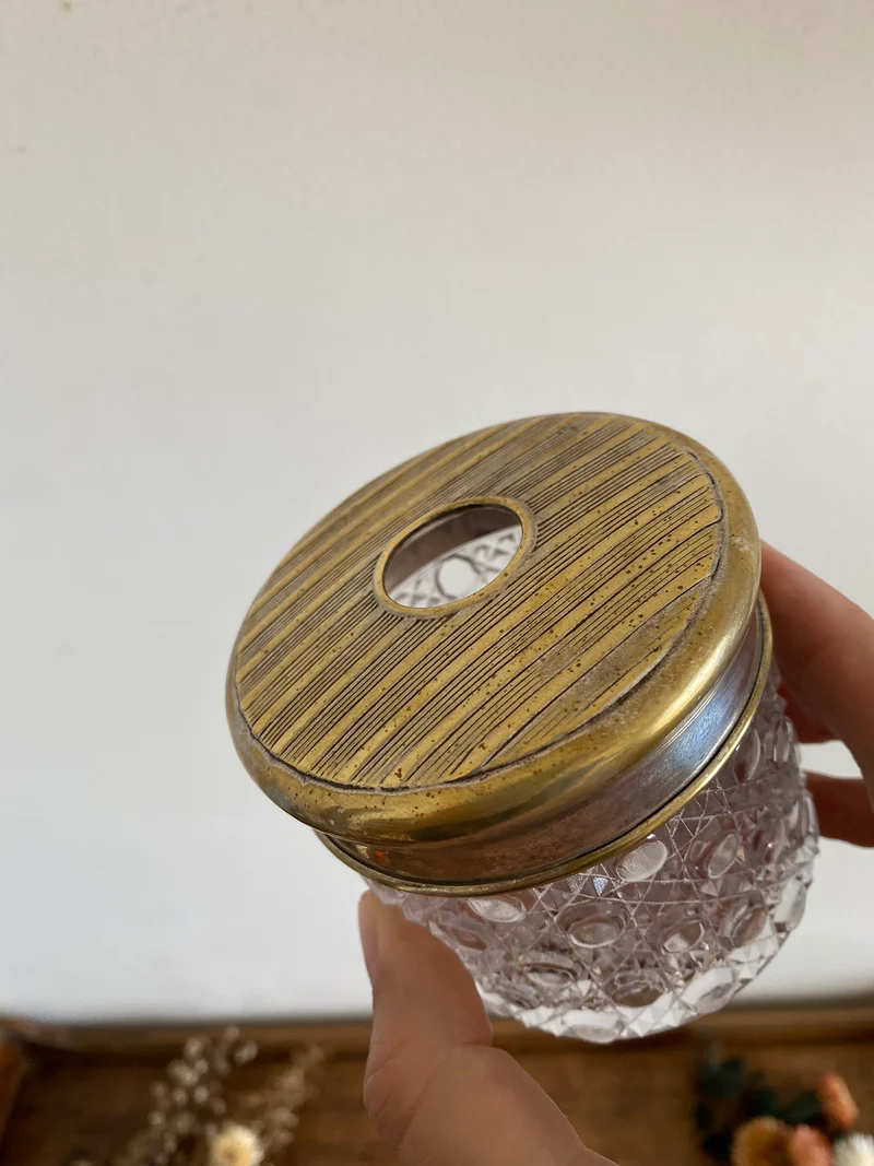 Pot en verre ciselé avec couvercle en métal