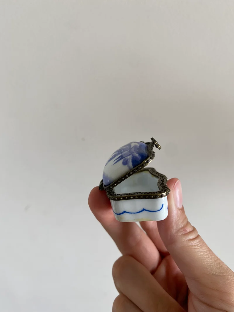Piluliers en porcelaine vintage