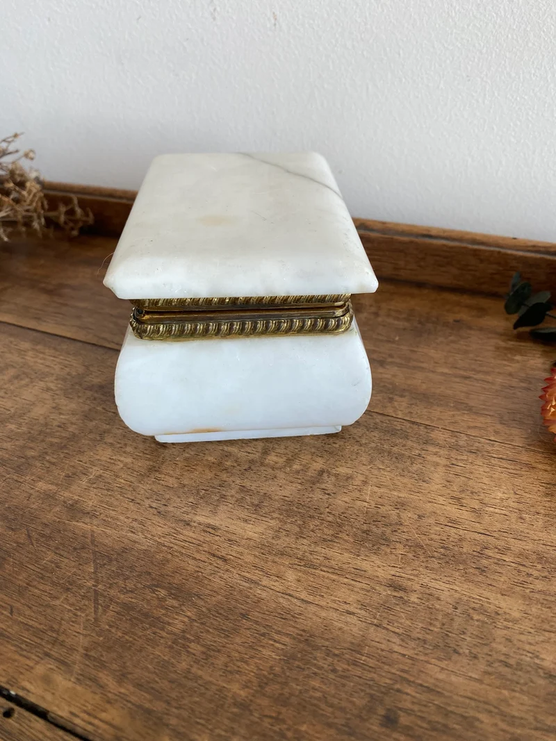 Boîte à bijoux en pierre blanche rectangulaire armature dorée