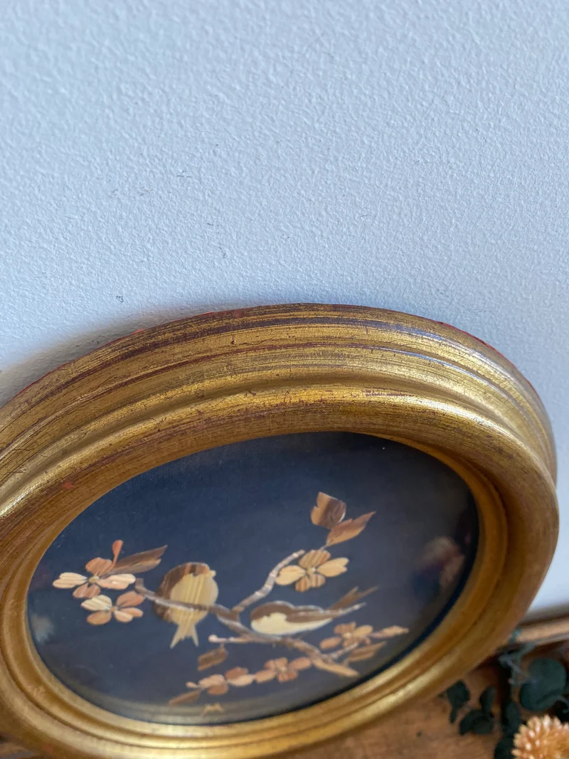 Cadre en bois doré avec motifs oiseaux