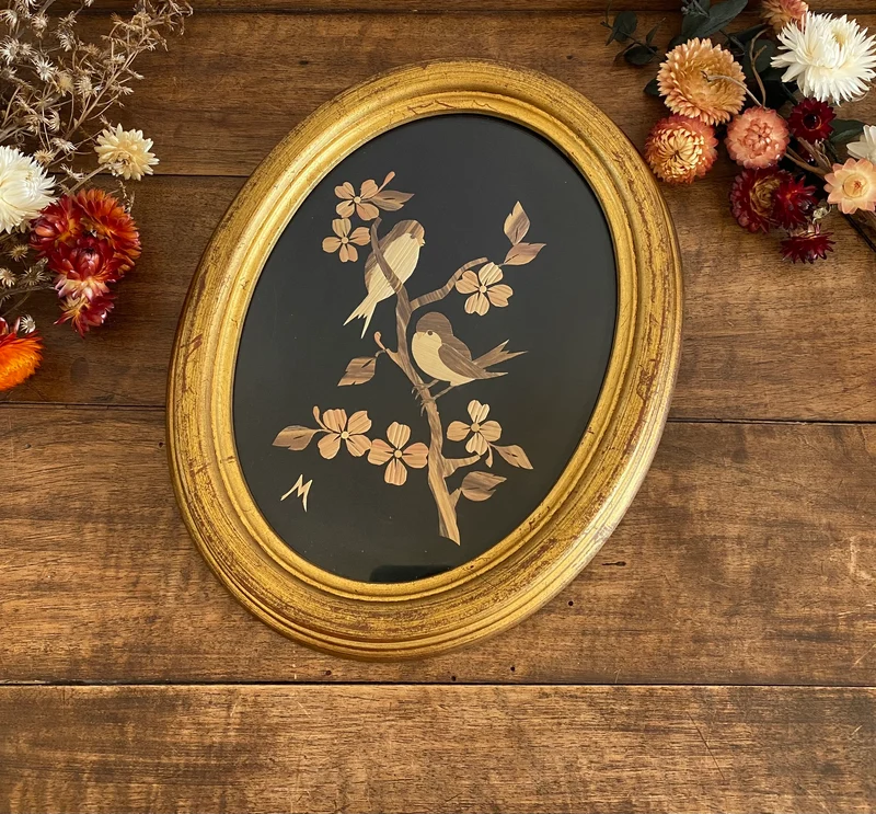 Cadre en bois doré avec motifs oiseaux