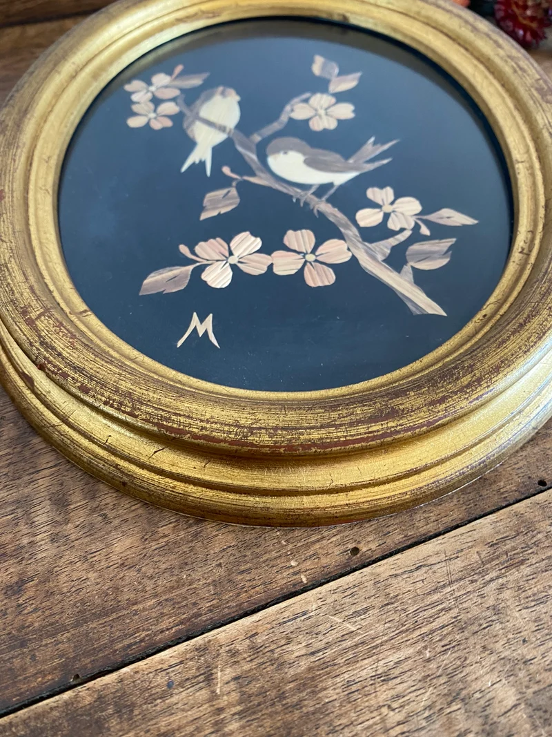 Cadre en bois doré avec motifs oiseaux