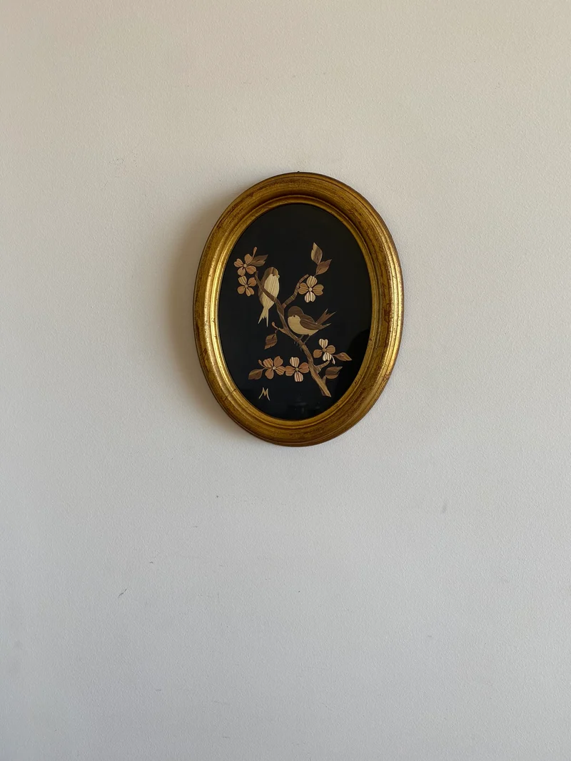 Cadre en bois doré avec motifs oiseaux