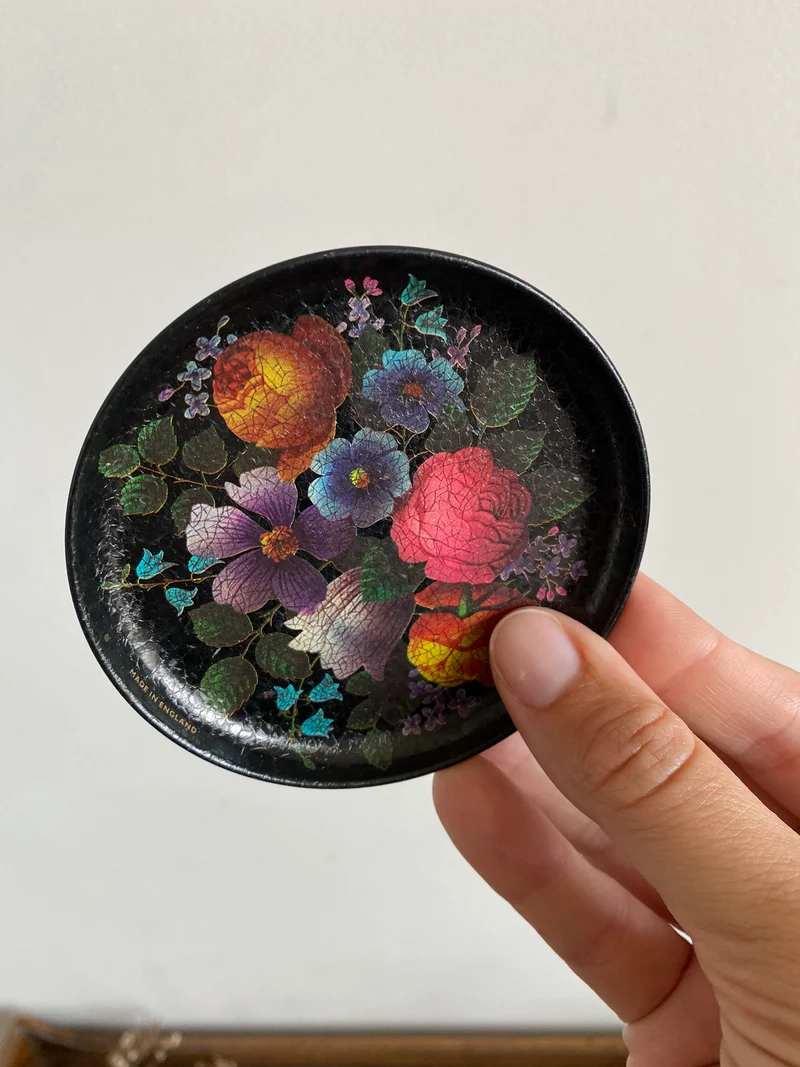 Sous-verre motifs fleurs effet craquelé sur fond noir