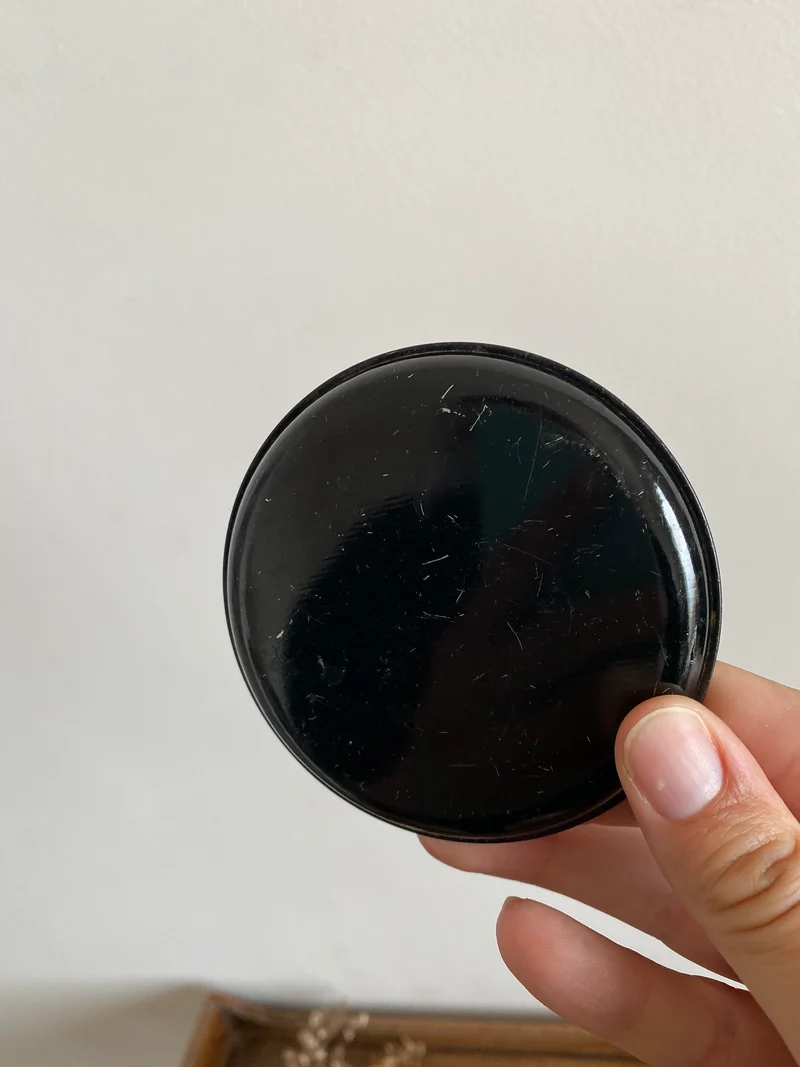 Sous-verre motifs fleurs effet craquelé sur fond noir
