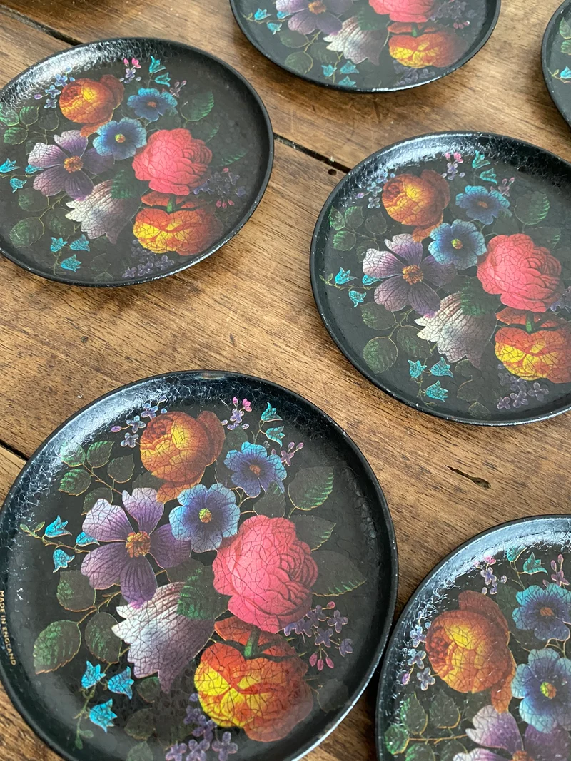 Sous-verre motifs fleurs effet craquelé sur fond noir