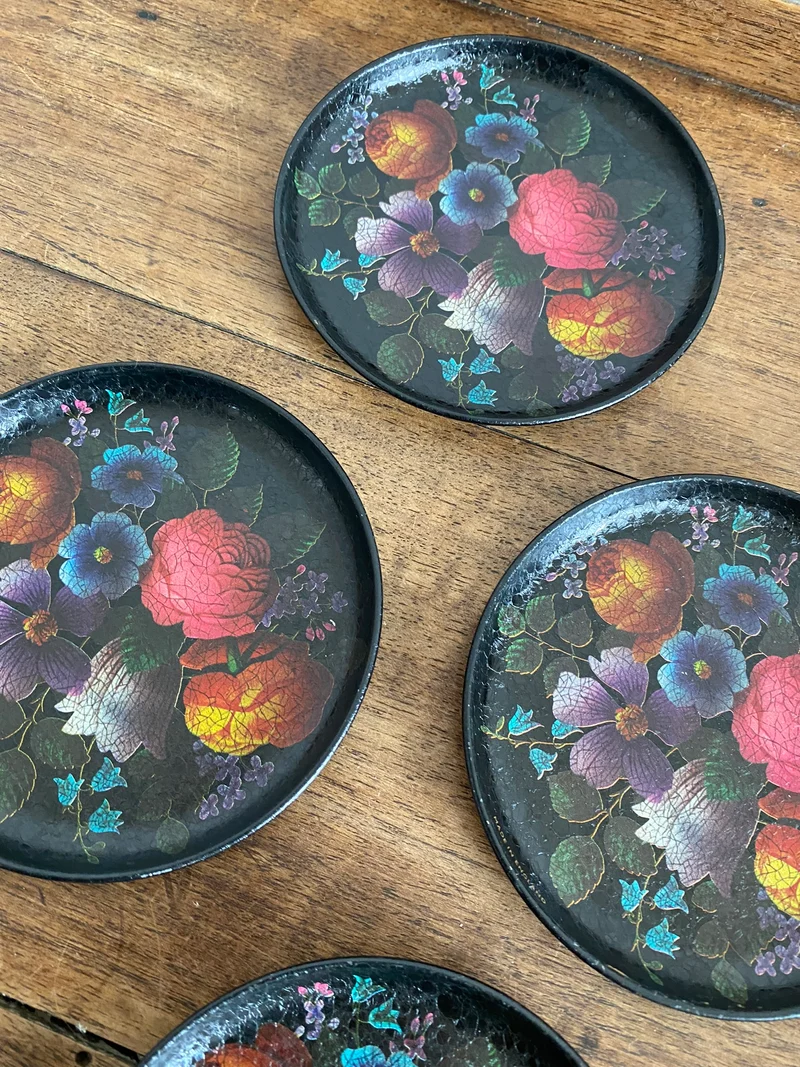 Sous-verre motifs fleurs effet craquelé sur fond noir