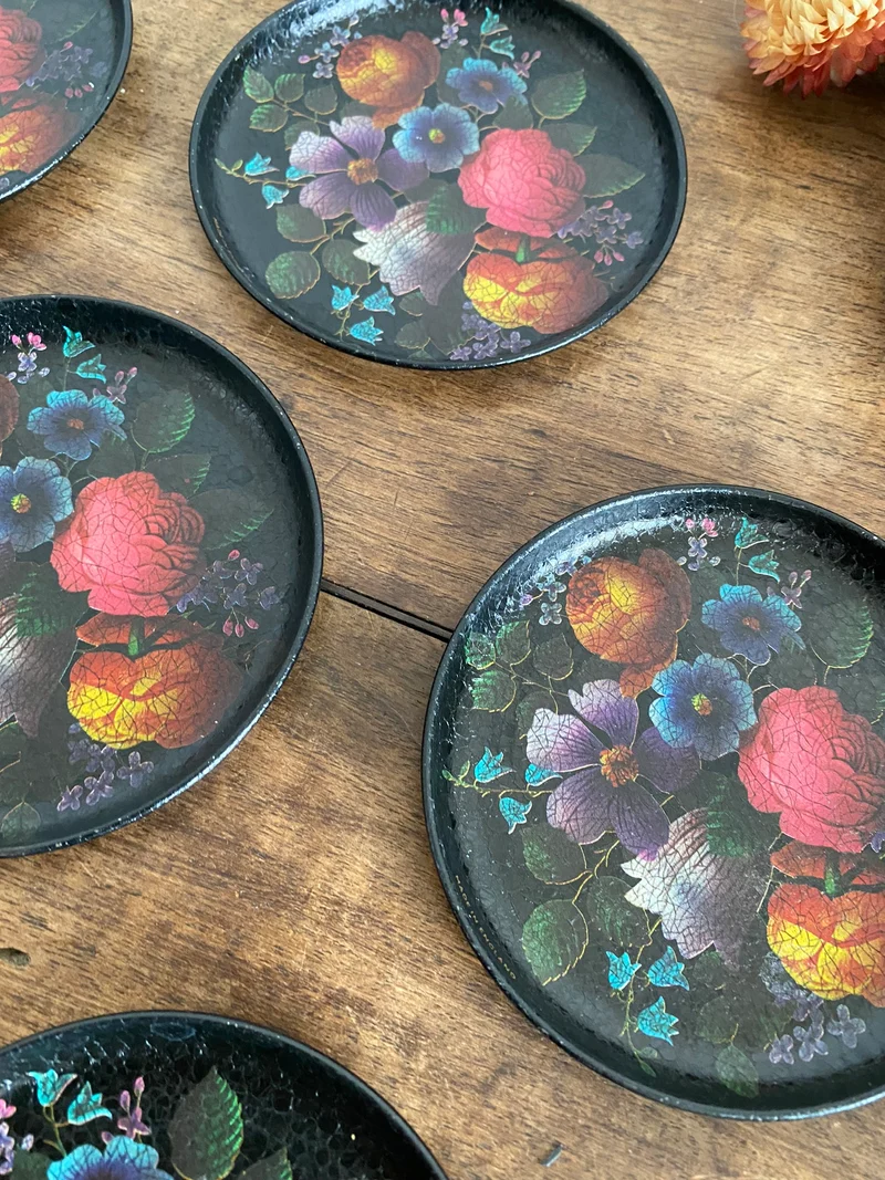 Sous-verre motifs fleurs effet craquelé sur fond noir