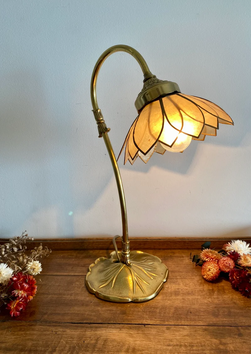 Lampe en laiton fleur nacrée