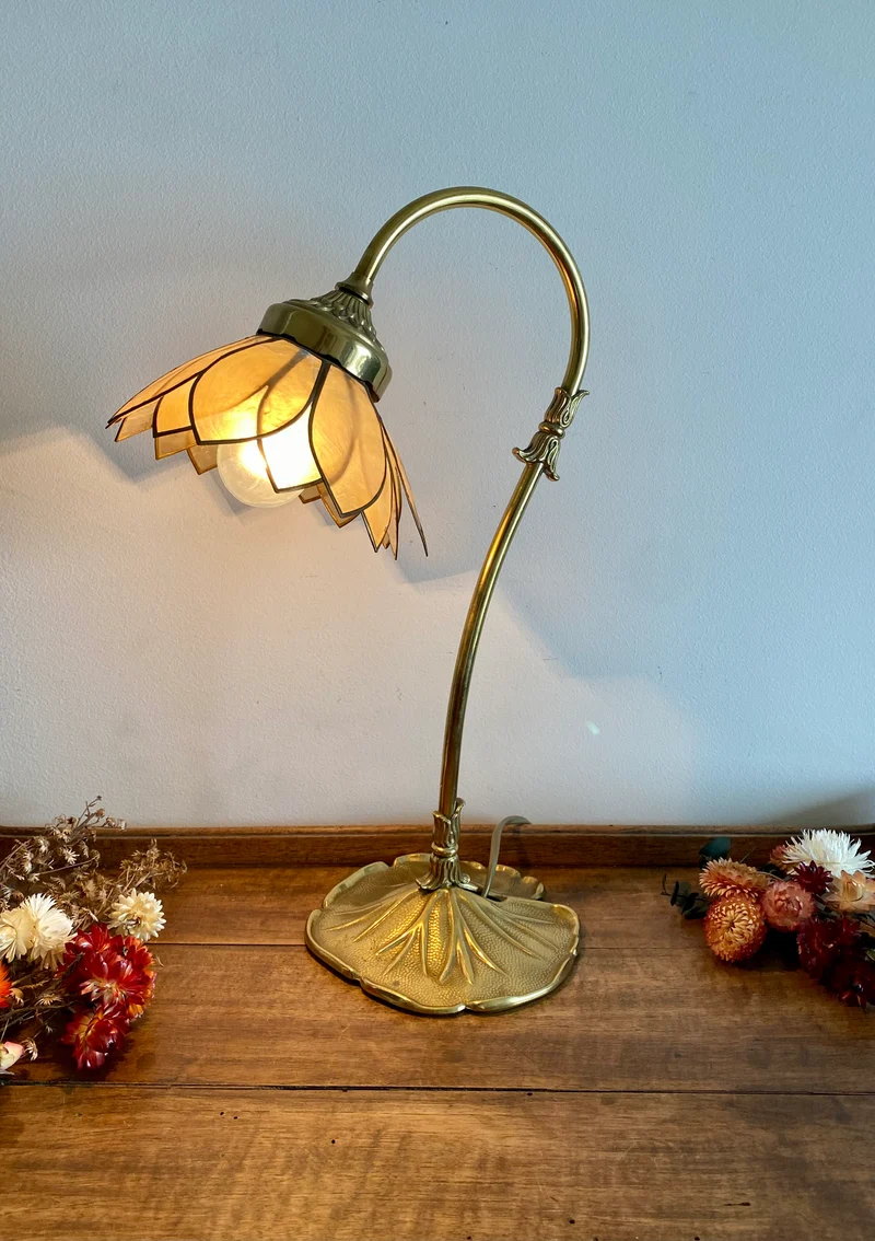 Lampe en laiton fleur nacrée