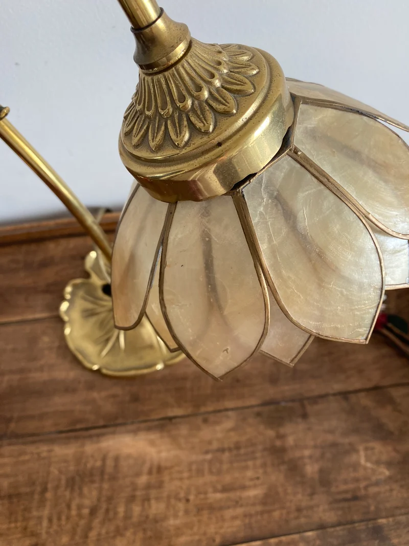 Lampe en laiton fleur nacrée
