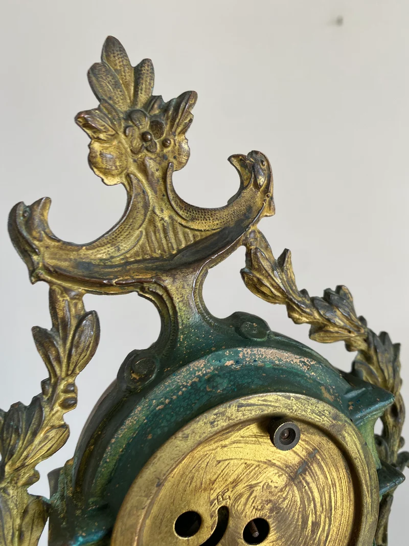 Horloge en régule et laiton XIX ème