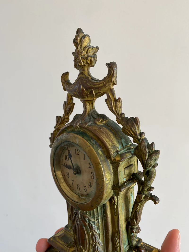 Horloge en régule et laiton XIX ème