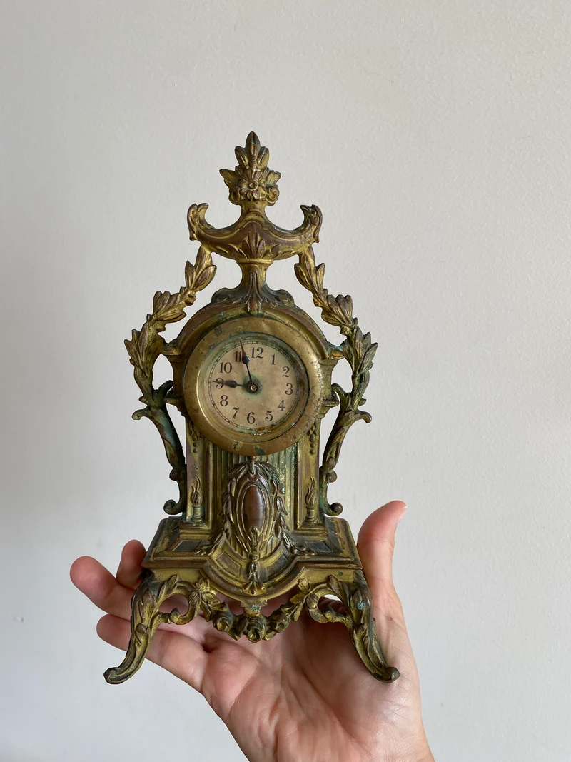 Horloge en régule et laiton XIX ème