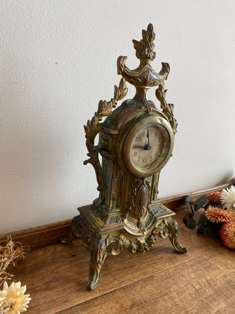Horloge en régule et laiton XIX ème