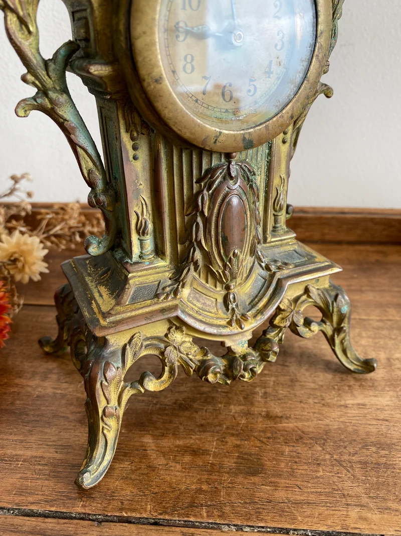 Horloge en régule et laiton XIX ème