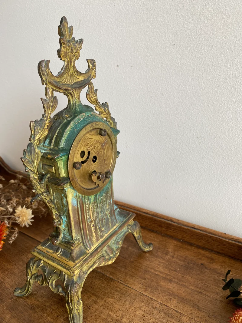 Horloge en régule et laiton XIX ème