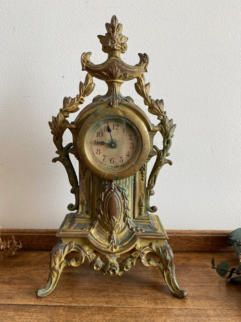 Horloge en régule et laiton XIX ème